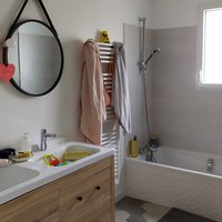 Salle de bain meuble bois et miroir rond